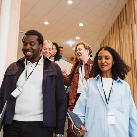 älteres Ehepaar umarmt sich